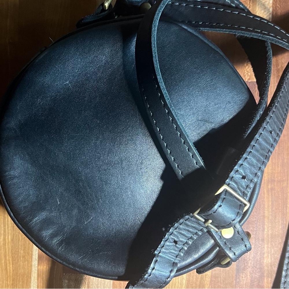Portland Leather Goods,’Almost Perfect Circle’ Small 7”x3” leather Crossbody Bag - Picture 6 of 8